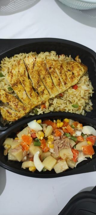 Filet De Poulet Servi Avec Riz Et Salade Russe 