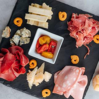 Selección De Embutidos Y Quesos Italianos