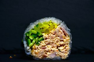 Futomaki tuńczyk pieczony, majonez, warzywa. 6 szt.