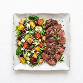 Plato De Ensalada Y Carne
