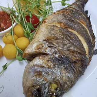 Дорадо-гриль с картофельными крокетами.