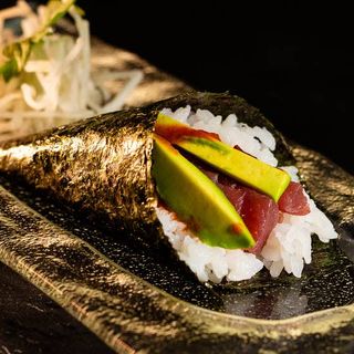 55. Temaki De Atún Y Aguacate