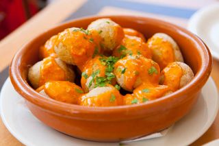 Papas arrugadas con salsa brava o salsa mojo picón