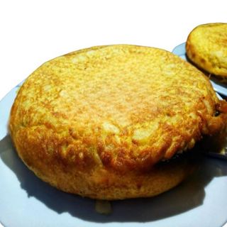 tortilla de patatas rellena de jamón y ali oli