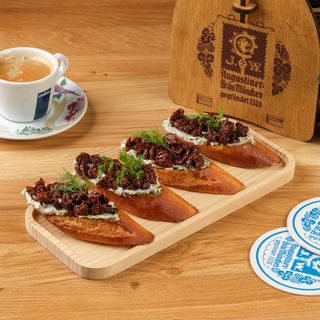 ბრუსკეტა პომიდვრის ჩირით