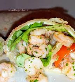 Piadina con gamberetti, mais, funghi, mozzarella, zucchine e salsa rosa