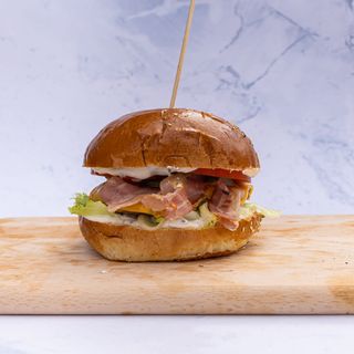 Špeksi hamburger  i pomfrit