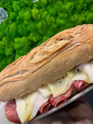 Pancetta, provola dolce, olio EVO, origano