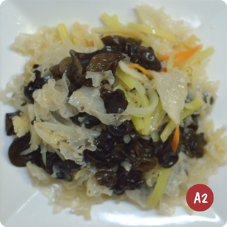 Salată de ciuperci albe şi negre