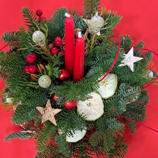 centro tavolo natalizio con base in legno