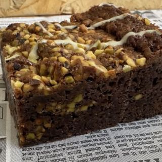 Brownie con pistacho (porción)