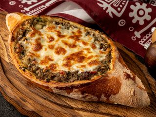 CHACZAPURI ADŻARSKIE Z MIĘSEM, SEREM I SADŻIKĄ (400g)