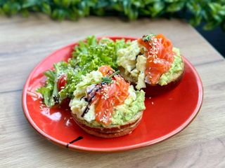 Скрембл з половиною авокадо та лососем