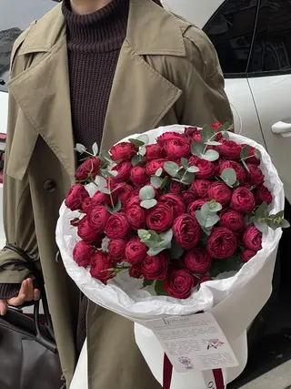Букет з червоної півоноподібної троянди