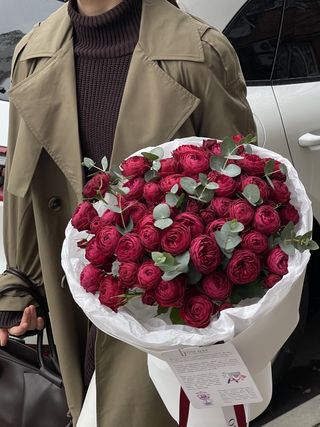 Букет з червоної півоноподібної троянди