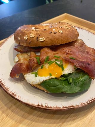 Bajgiel z jajkiem sadzonym