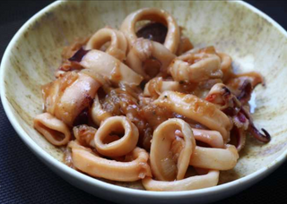 Ración de calamares con cebolla