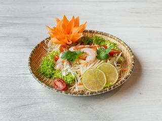 304. Sałatka Yam Mamuang Kung 230g