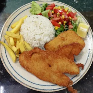 Menú de filete de pescado  empanado.No incluye cubiertos
