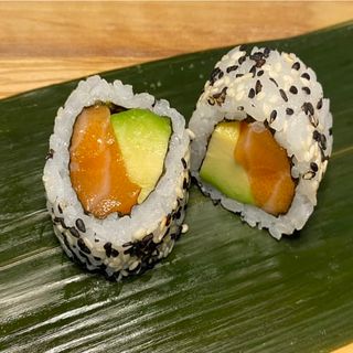 41A. California roll aguacate, salmón (8 pzs.)