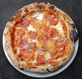 Пица пеперони специална (500г)