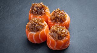 Суші рол з лососем та кампіо