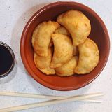 Empanadas  "Varenyky" (fritos) de papa pure .  Comida Artesana