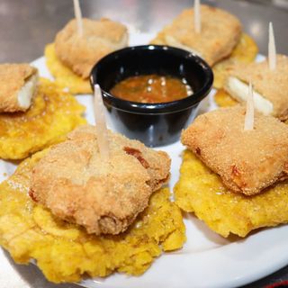 Patacones con queso frito (ración)