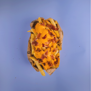 Frytki z Sosem Serowym i Chrupiącym Bekonem (450 g)