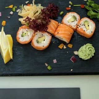 Rollito Fresco De Salmón Con Aguacate Y Queso (8 Pzs.)