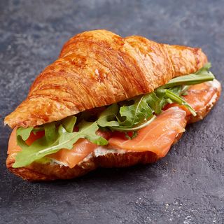 круассан с лососем