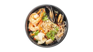 Салат з холодною рисовою локшиною та морепродуктами