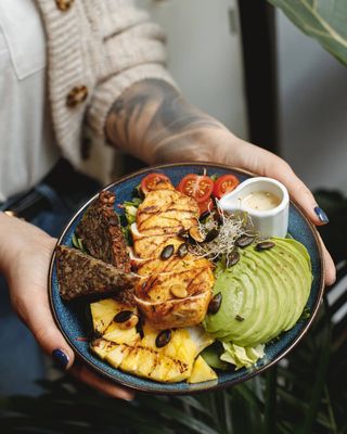 SAŁATKA Z GRILLOWANYM KURCZAKIEM