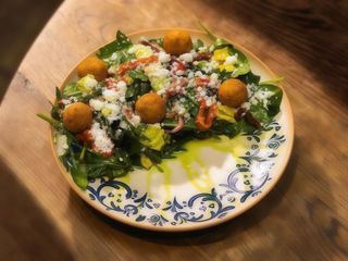 Салат з кефтедакі з телятини, каперсами, печеним перцем та грецькою фетою (220г)