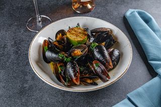 მიდიები თეთრი ღვინის სოუსში