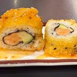 121 Uramaki frito salmón y aguacate