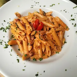 Bezglutenske penne s piletinom i gljivama u krem sosu