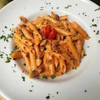 Bezglutenske penne s piletinom i gljivama u krem sosu