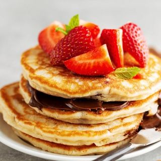 Pankejki z Tuskawkami i Serkiem Waniliowym i Bitą Śmietaną