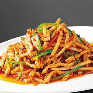 鱼香肉丝 Tiras de lomo salteado con setas y bambú