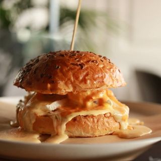 Бургер з тигровими креветками та сиром брі