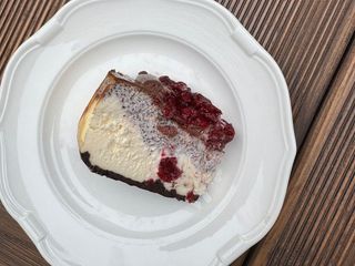 Баскський з шоколадом, маком та томленою вишнею