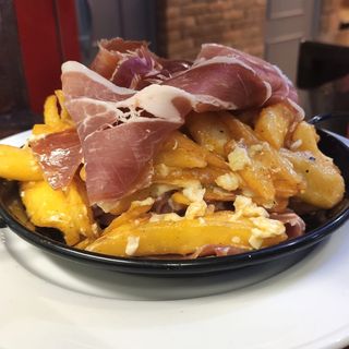 Huevos rotos con jamón