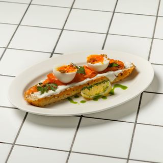 Брускетта с лососем