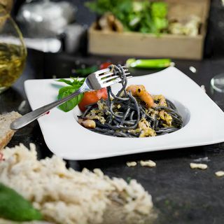 Чорна паста з морепродуктами у вершковому соусі (280г)