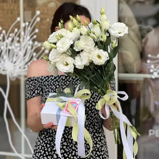 Букет из эустомы, печенье - «Меломакарона» 500 гр.