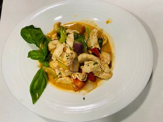 Pollo con curry rojo