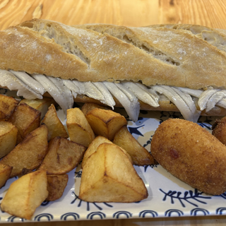 Menú bocadillo de boquerones en vinagre + patatas + croquetas + bebida 