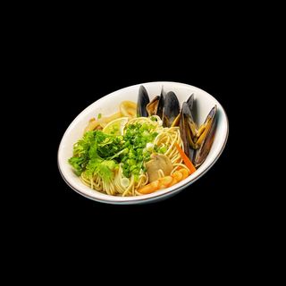 Eggs noodles with seafood