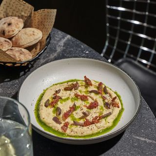 Hummus mediterráneo con pan de pita